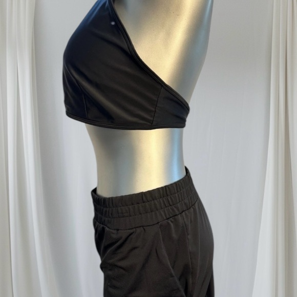 FREE ✅Women’s  Black halter top - Picture 3 of 13